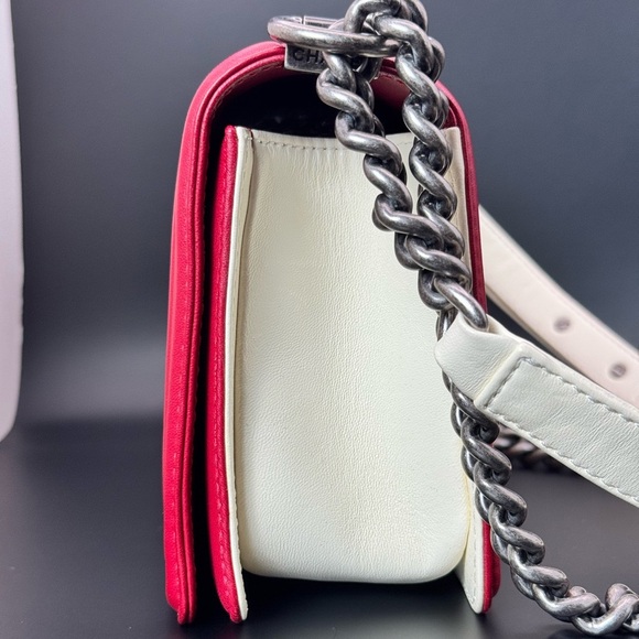 Authentic Chanel Medium Boy Bag – Rare Red & White Quilted Leather - Picture 8 of 15